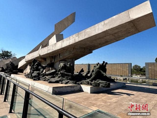 7月15日，唐山地震遗址纪念公园内的抗震救灾主题雕塑。 张会杰 摄