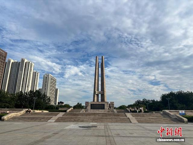 7月14日，唐山抗震纪念碑广场。 张会杰 摄
