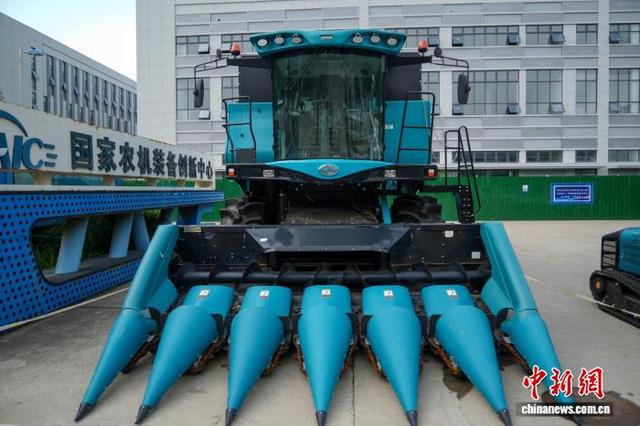 图为国家农机装备创新中心展示的12kg/s多功能联合收获机。中新社记者 范晓恒 摄