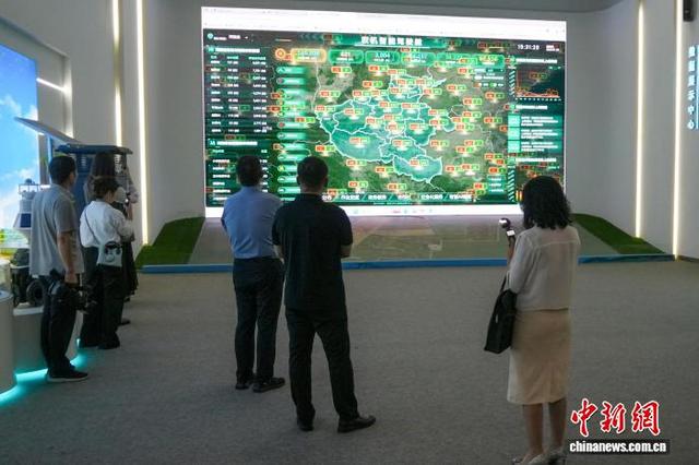 图为参观者在国家农机装备创新中心全国农机数字化大屏前了解“河南农机云”平台。中新社记者 范晓恒 摄